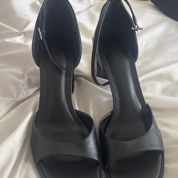 Gianni Bini Black Block Heel Sandals - Picture 2 of 6